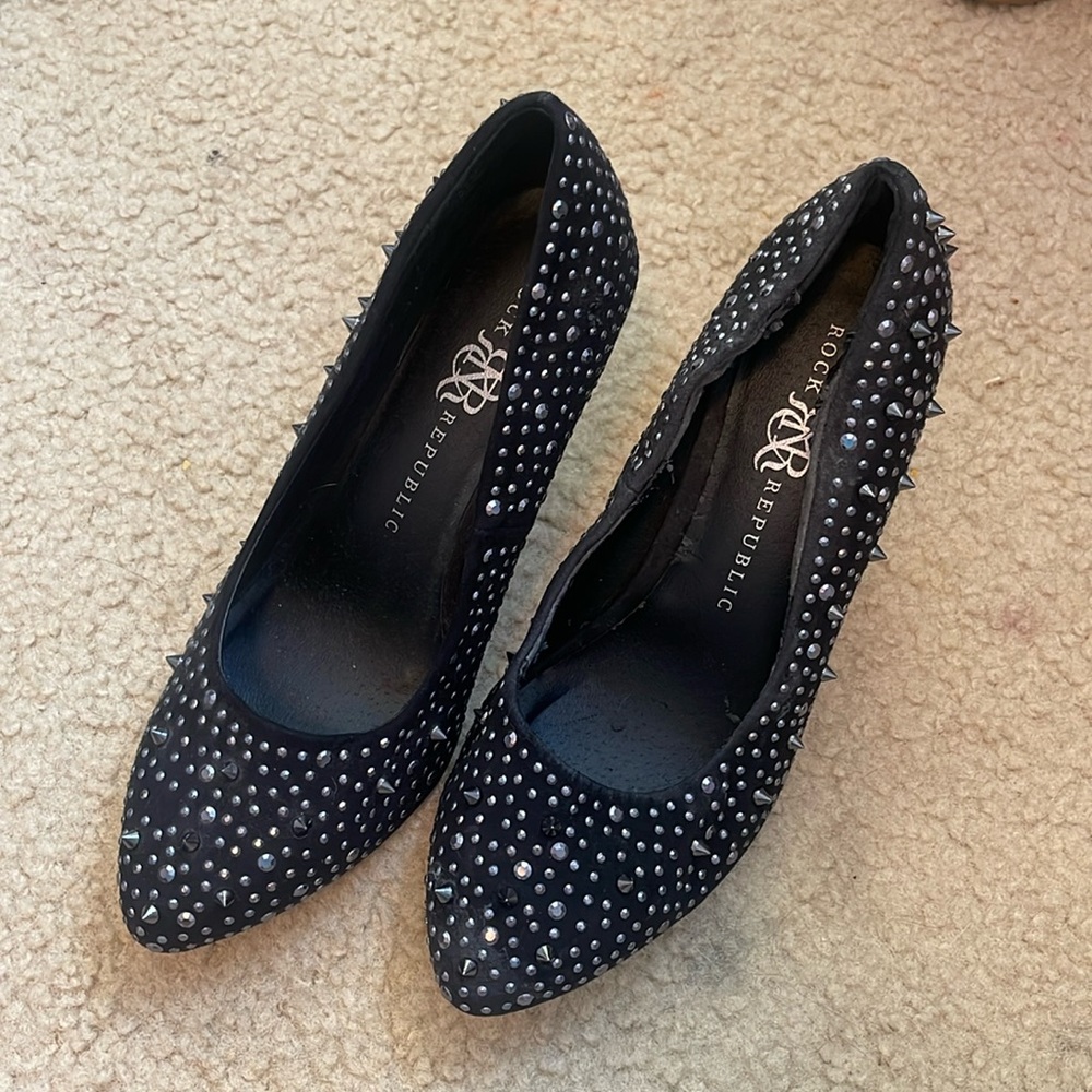 BLACK HEELS WITH GEMS